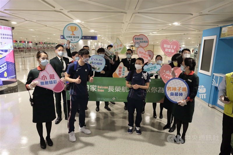 加東京奧運的台灣羽球代表隊的教練及選手們4日凱旋歸國,包含戴資穎(前排左3)、王子維(前排左2),華航及長榮航空等地勤人員也列隊為選手們加油。中央社記者吳睿騏桃園機場攝 110年8月4日