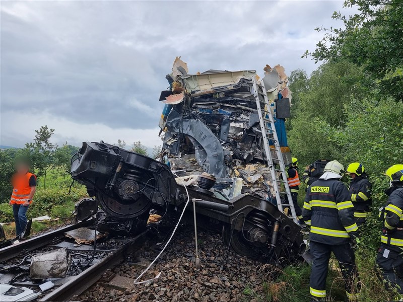 捷克共和國西南部一座村莊4日發生列車對撞事故,因為其中一列車未遵守交通號誌,撞上對向的區域列車,造成3人死亡,數十人受傷。(圖取自twitter.com/hzsplzen)