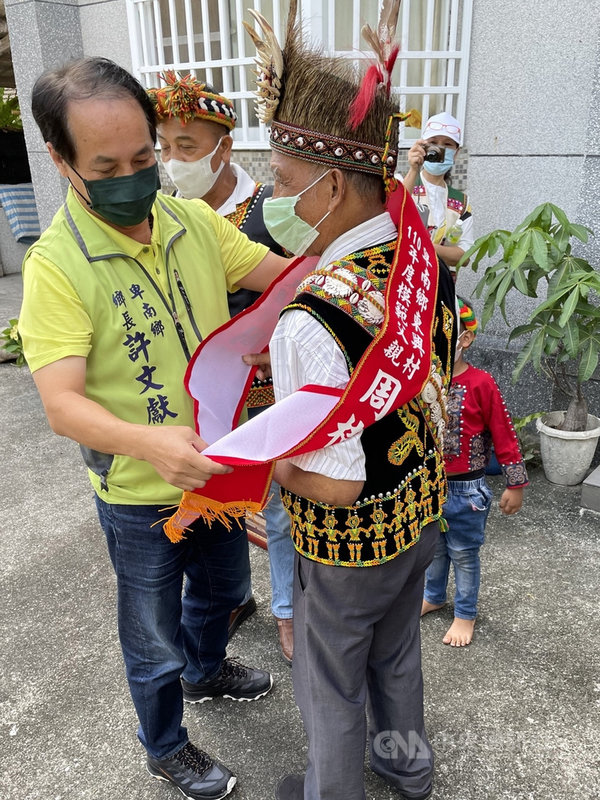 父親節將屆,受COVID-19(2019冠狀病毒疾病)疫情影響,台東縣卑南鄉今年模範父親表揚跳脫以往模式,由鄉長許文獻(左)親自到模範父親家中祝賀。(卑南鄉公所提供)中央社記者盧太城台東傳真 110年8月4日