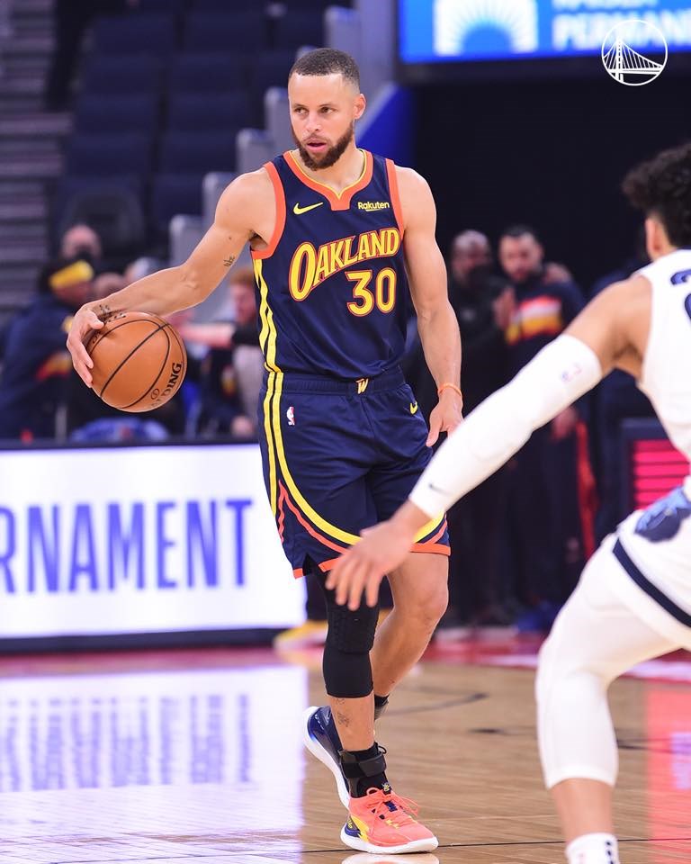 手握3枚NBA冠軍戒指的柯瑞(左)據傳已同意以4年2.15億美元大約續留金州勇士。(圖取自facebook.com/warriors)