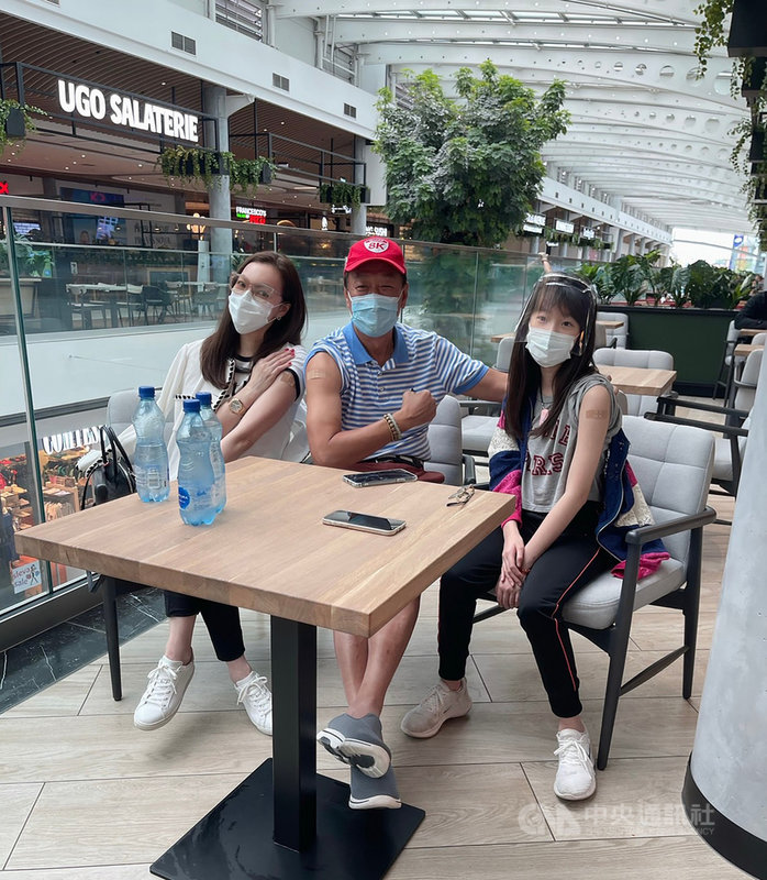 鴻海創辦人郭台銘(中)目前人在歐洲捷克,已經施打BNT疫苗並取得歐盟通行證明。左為郭台銘妻子曾馨瑩。(郭台銘辦公室提供)中央社記者鍾榮峰傳真 110年8月4日