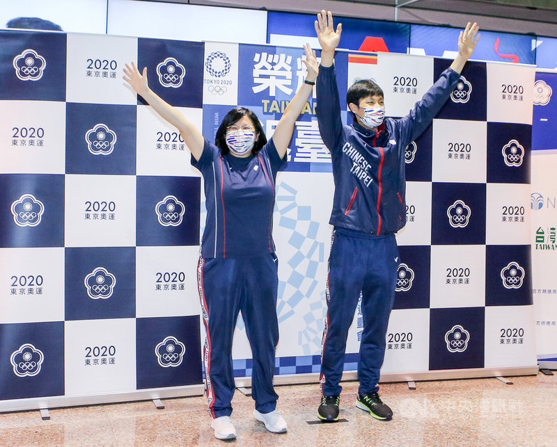 參加東京奧運的台灣羽球代表隊4日返抵國門,空軍派遣4架幻象戰機伴飛國家英雄回國,男子好手周天成(右)受訪時表示,看到熱焰彈感覺每一顆都很貴的感覺,但這真的是花錢也是買不到的,很謝謝政府的鼓勵,讓選手感覺到被尊重。中央社記者吳睿騏桃園機場攝 110年8月4日