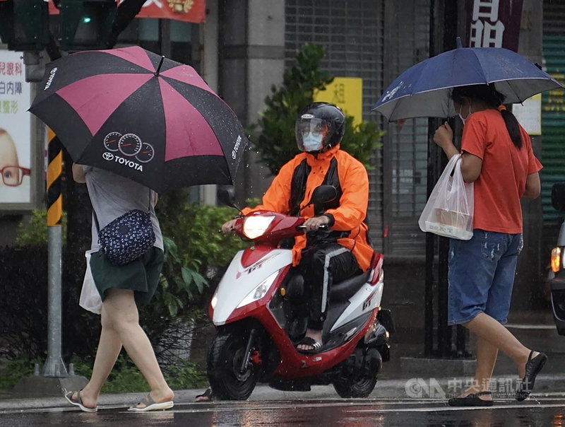 中央氣象局表示，5日受颱風外圍環流影響，中南部地區有陣雨或雷雨，並有局部大雨或豪雨發生的機率。圖為5日高雄地區降雨。中央社記者董俊志攝 110年8月5日