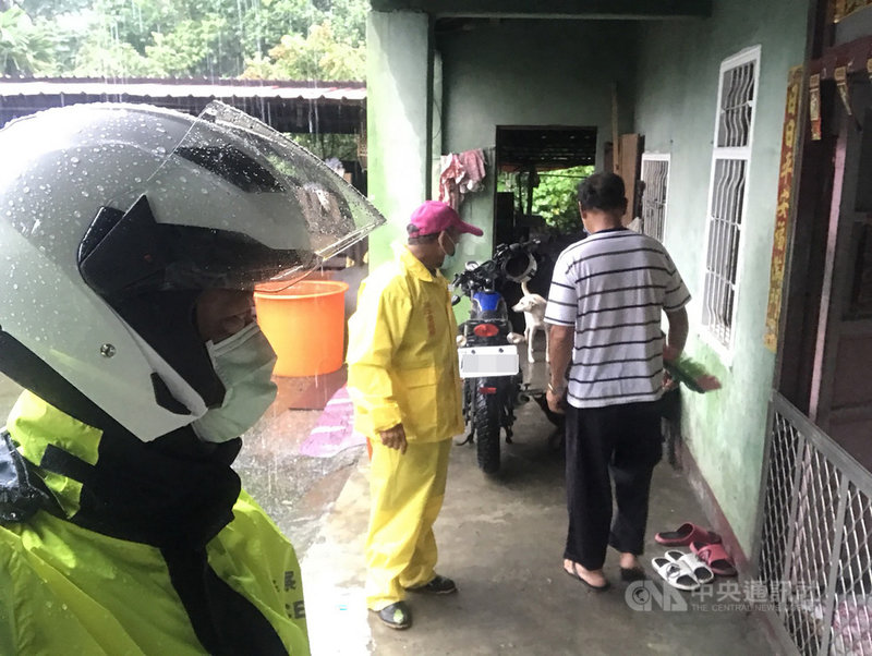 颱風盧碧外圍環流為南部地區帶來大雨,由於中南部連日豪雨,土壤含水量極高,高雄山區已發布多條土石流紅色警戒,轄區警方5日協助撤離居民。(六龜警分局提供)中央社記者蔡孟妤傳真 110年8月5日
