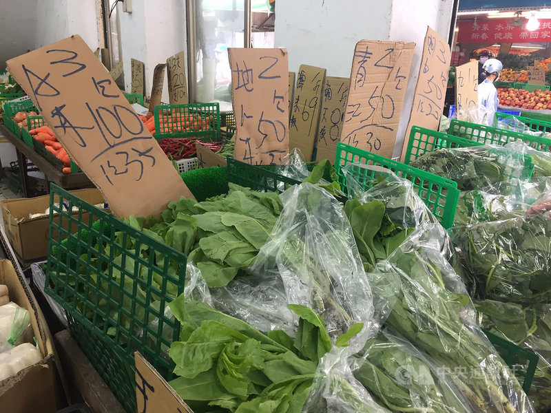 颱風盧碧往中國移動,農糧署表示,台北果菜批發市場5日交易均價每公斤43.2元,是6月起下幾波大雨以來最高價,但還不是今年最高價位。圖為5日傳統市場零售價未受影響,無明顯波動。中央社記者楊淑閔攝 110年8月5日