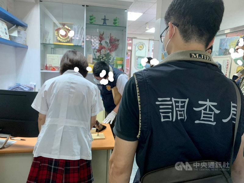 嘉義市某診所黃姓醫師自民國99年起,涉嫌利用民眾打流感疫苗等方式盜刷健保卡,從中詐領健保費達新台幣6000萬元,嘉義地檢署4日前往診所等2處所執行搜索,檢方5日向嘉義地方法院聲押獲准。(嘉義地檢署提供)中央社記者黃國芳傳真 110年8月5日