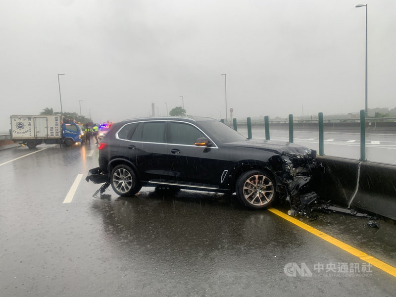 屏東縣國道3號北上410K處5日發生一起汽車擦撞車禍事故。連日下雨,屏東縣5天已發生3起車禍事故,造成1死3傷意外。(屏東消防局提供)中央社記者郭芷瑄傳真 110年8月5日