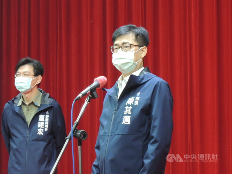 高雄市日前出現特殊交友圈COVID-19確診個案,感染源指向大台北地區,但台北市長柯文哲卻不這麼認為,還說要跟學醫的高雄市長陳其邁(右)「切磋」。陳其邁5日在議會受訪表示,防疫涉及人民安全,地方、中央要互助合作,不是華山論劍。中央社記者蔡孟妤攝 110年8月5日