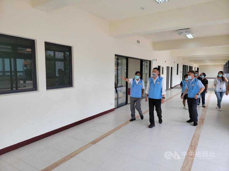 金門縣殯葬管理所所長黃聿標(左)表示,縣府斥資新台幣2900餘萬元,辦理增建守靈室8間工程,最近完工;縣長楊鎮浯(左2)視察時指示,應重視民眾的需求,提供鄉親溫馨、貼心的服務。(金門縣殯葬管理所提供)中央社記者黃慧敏傳真 110年8月5日