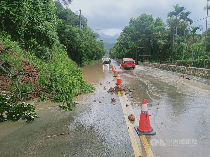 受颱風盧碧外圍環流影響,屏東縣下起滂沱大雨,位於屏北山區的三地門鄉截至5日下午,14小時下了203.5毫米雨量,高居全台之冠,境內沿山公路部分路段土石滑落,單向車道封閉,警方到場管制交通。(里港警分局提供)中央社記者郭芷瑄傳真 110年8月5日