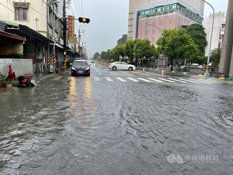 受颱風盧碧外圍環流影響,屏東地區5日降下大雨,逢雨必淹的鹽埔鄉大仁科技大學前維新路再度積水,一度深達20公分。(里港警分局提供)中央社記者郭芷瑄傳真 110年8月5日