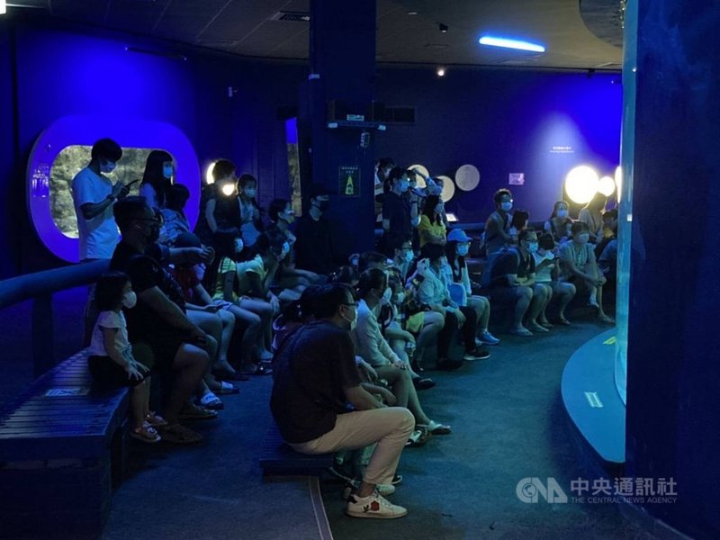 澎湖水族館在疫情警戒降級後,陸續推出消暑冰淇淋與「愛護海洋,疼惜地球」等活動,吸引遊客入館參觀。(澎湖水族館提供)中央社 110年8月5日