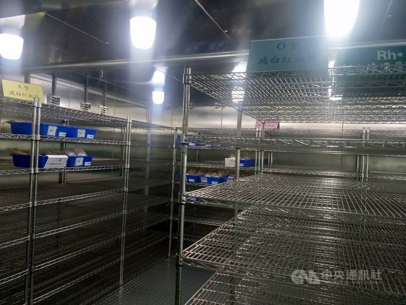 南台灣連日豪雨,民眾出門捐血意願降低,高雄捐血中心5日表示,目前血液庫存量僅剩3天,情況危急。(高雄捐血中心提供)中央社記者蔡孟妤傳真 110年8月5日