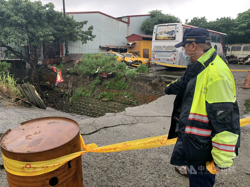 高雄市鳳山區中崙里五甲二路一旁水溝上水泥覆蓋地的地基5日下午突然坍塌,轄區鳳山警分局員警及時到場,除了置放交通錐及拉封鎖線等,並管制人員進出安全。(高市鳳山警分局提供)中央社記者洪學廣傳真 110年8月5日