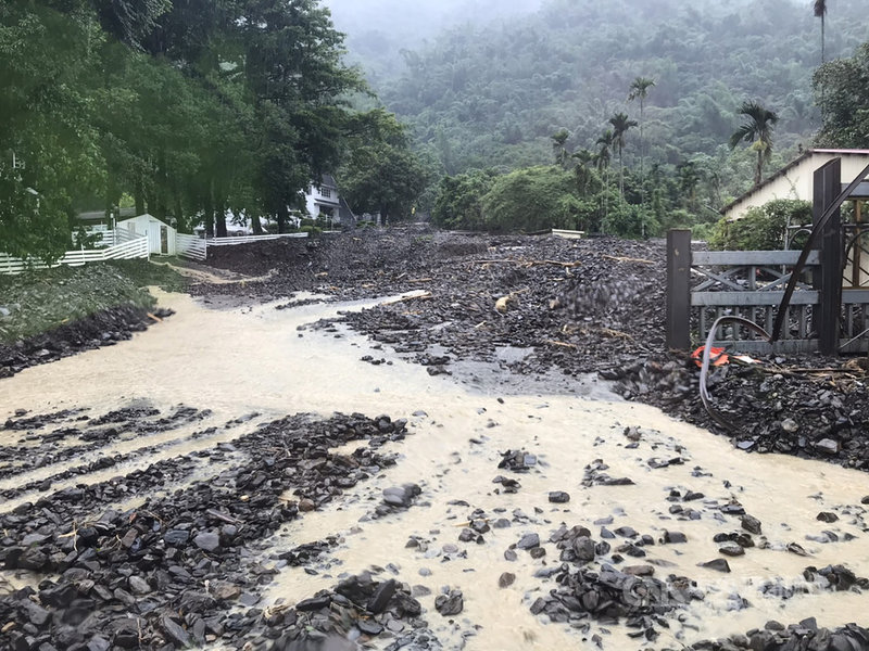 中南部近來連日豪雨,土壤含水量極高,颱風盧碧外圍環流5日又帶來不小雨勢,高雄台27線扇平山莊路段再因大雨沖刷導致土石崩落、泥流擋道,警方已動員管制通車。(六龜警分局提供)中央社記者蔡孟妤傳真 110年8月5日