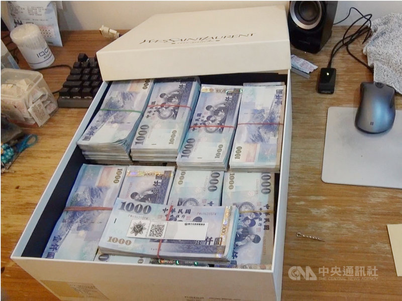 台中市警察局建置「刑案現場搜扣證物數位履歷系統」,實際測試運用在一件博弈洗錢集團案件,現場偵查人員清點完證物,即逐一貼上「QR Code證物標籤」。(翻攝照片)中央社記者郝雪卿傳真 110年8月5日
