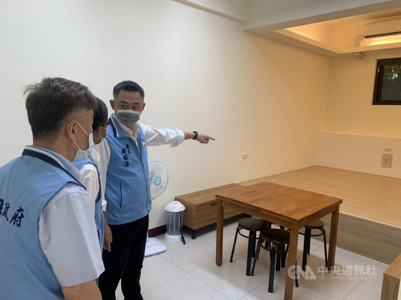 金門縣政府斥資新台幣2900餘萬元,辦理增建守靈室8間工程,最近完工,縣長楊鎮浯(右)視察時表示,以提供優質的殯葬服務品質,讓民眾感受到溫馨與貼心。(金門縣殯葬管理所提供)中央社記者黃慧敏傳真 110年8月5日