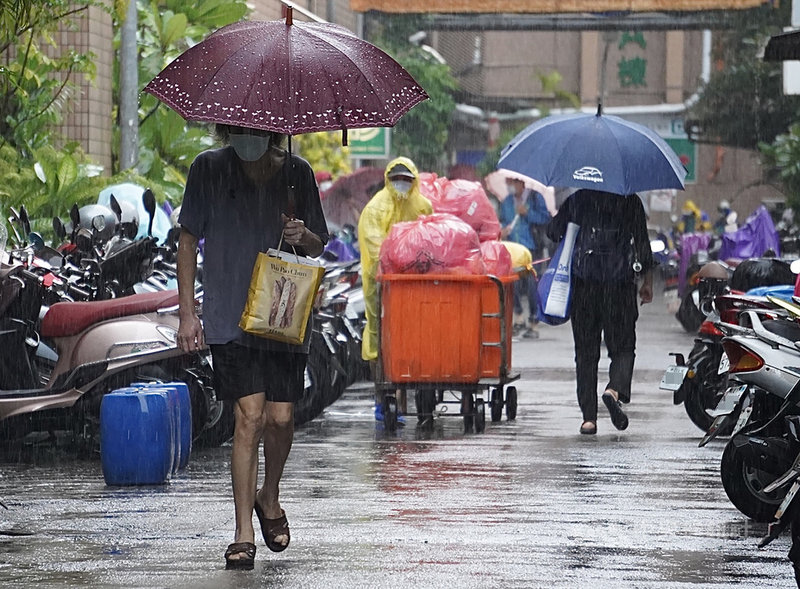 中央氣象局表示，5日受颱風外圍環流影響，易有短延時強降雨，中南部地區可能會有局部大雨或豪雨發生。圖為5日高雄降下大雨。中央社記者董俊志攝 110年8月5日