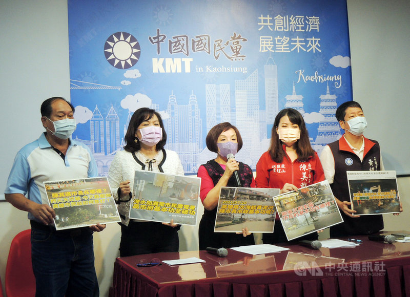 連日豪雨,高雄各區傳災情。高雄市議會國民黨團5日舉行記者會指市府近一個月施政表現,只能用「路塌、樹倒、水不通」7個字形容,籲市府不要自滿於防疫成績,放任其他市政表現一塌糊塗。中央社記者蔡孟妤攝 110年8月5日