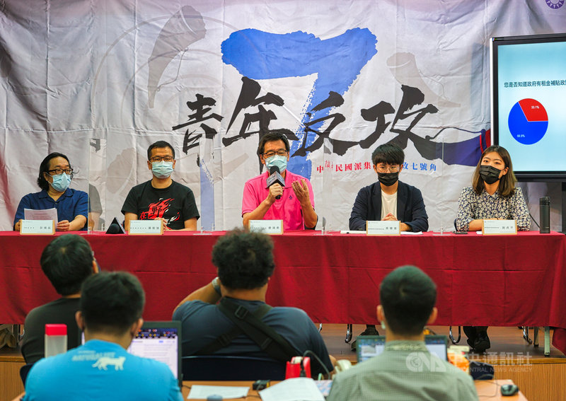 國民黨青年部5日舉行「青年住好 租屋政策白皮書發表」記者會,國民黨立院黨團總召費鴻泰(後中)、革命實踐研究院長羅智強(後左2)等人出席。中央社記者謝佳璋攝 110年8月5日