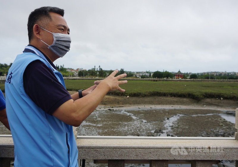 颱風盧碧恐為金門地區帶來較大雨勢,金門縣長楊鎮浯5日下午到浯江抽水站、養工所和林務所關心並慰問一線搶修編組工作人員整備情形,並指示完成各項抽水站機組設備及移動式抽水機運轉測試、抽水池預降水位、防汛資源預置準備及人員編組,強化應變處置時效。中央社記者黃慧敏攝 110年8月5日