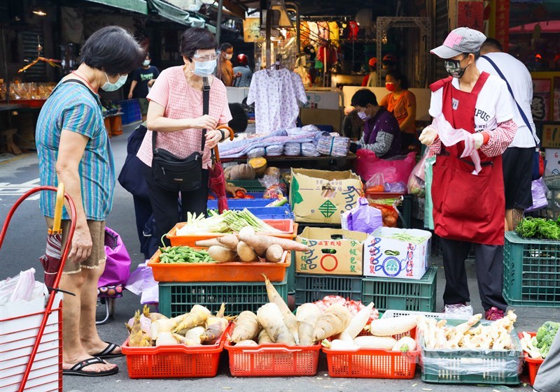 主計總處5日公布7月消費者物價指數(CPI)年增率為1.95%,雖連續兩個月低於2%以下,但比起上月的1.89%,漲幅略為擴大。圖為民眾赴市場採買。(中央社檔案照片)