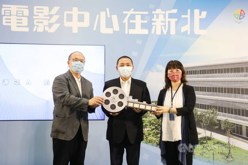 文化部與新北市政府合作打造國家電影及視聽文化中心,新莊一期場館4月底完工,新北市長侯友宜(中)5日上午出席完工視察暨交棒感恩活動。(新北市政府提供)中央社記者沈佩瑤傳真 110年8月5日
