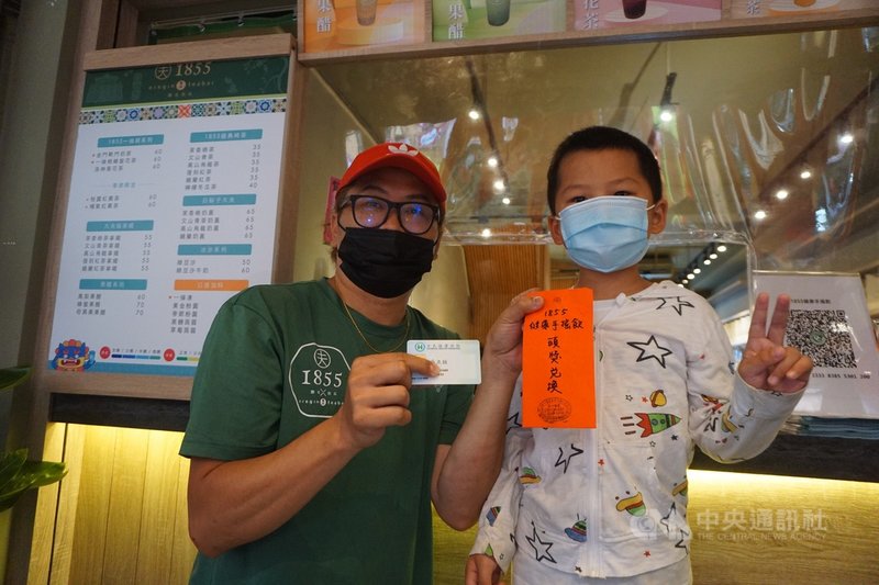 金門一條根特產業者與台灣品牌合作推出手搖杯飲料店,並配合開幕推出「尋找幸運兒」活動,暑假過後要升小一的小朋友身分證後4碼是1855,與業者創立年代「1855」一樣,幸運獲獎。孩童媽媽買了100杯手搖飲與醫護人員分享幸運。中央社記者黃慧敏攝 110年8月5日