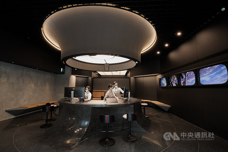 星宇航空原位於內湖的票務中心,搬到南京東路並結合星宇小舖,5日開張,門市以黑色為主調,呈現宇宙的靜謐感,希望突破端正規矩的票務中心印象,讓人有如進入太空艙般的驚喜。(星宇航空提供)中央社記者汪淑芬傳真 110年8月5日