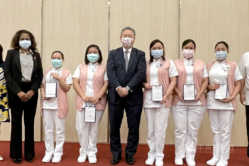 貝里斯共和國5名護理師透過國際合作交流管道,到台南奇美醫學中心進行18個月的手術室護理訓練,將在18 日學成歸國,外交部次長俞大㵢(中)、貝里斯駐台大使碧坎蒂(左)5日出席奇美所辦的成果發表活動。(奇美醫學中心提供)中央社記者楊思瑞台南傳真 110年8月5日