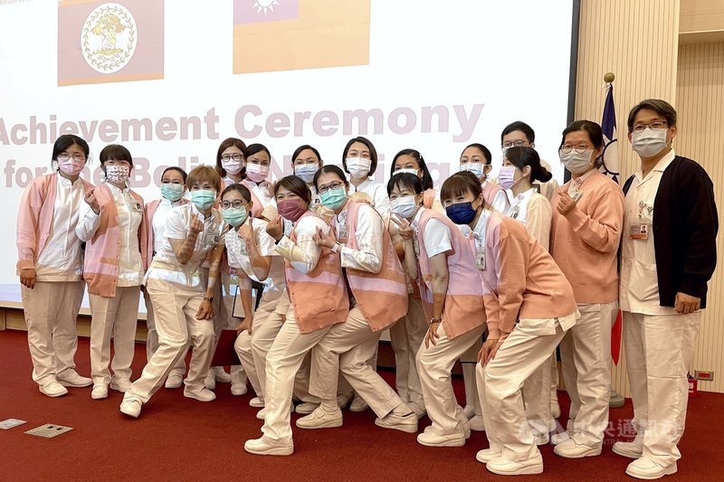 5名來自貝里斯共和國的護理師到台南奇美醫學中心進行18個月的交流訓練,院方5日為他們舉行成果發表會,奇美護理團隊會中與5人合影留念。(奇美醫學中心提供)中央社記者楊思瑞台南傳真 110年8月5日