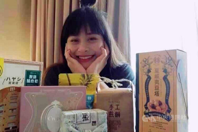 在東京奧運女子舉重49公斤級決賽獲得第4名的台灣女將方莞靈結束賽程返台,在防疫旅館收到台南市政府送上的家鄉美食組合,5日特別以自拍照表達開心。(台南市政府提供)中央社記者楊思瑞台南傳真 110年8月5日