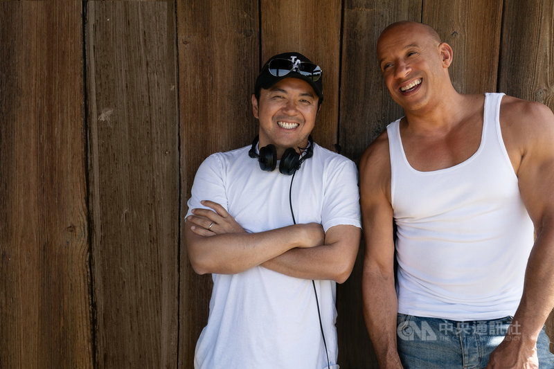 電影「玩命關頭9」將在台灣上映,導演林詣彬(左)與演員馮迪索(Vin Diesel)(右)一起想出各種飛車場面,接下來要攜手繼續拍攝「玩命關頭10」。(UIP提供)中央社記者葉冠吟傳真 110年8月5日