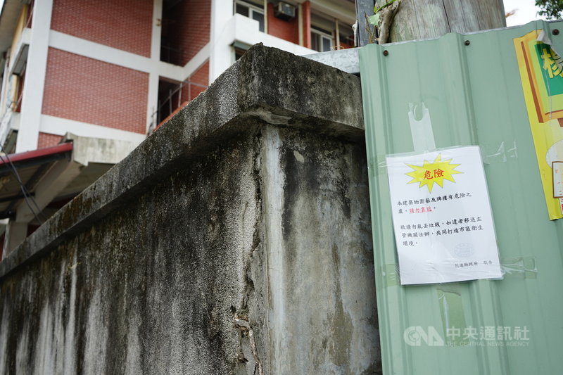 花蓮原住民會館因閒置超過10年,周邊遭流動攤販占用、堆放雜物,環境髒亂,遭審計室要求活化。因建物老舊、安全係數不足,花蓮縣政府封閉會館出入口,並貼上「危險」警告標語。中央社記者張祈攝 110年8月5日