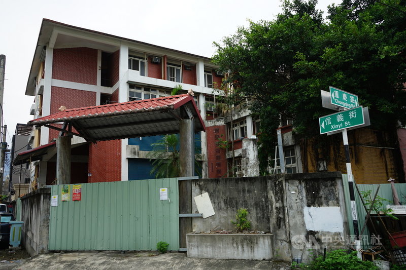 花蓮原住民會館位在花蓮市中心,因閒置超過10年,遭審計室要求活化。花蓮縣原住民行政處回應,經評估建物結構、設備安全性不足,擬朝拆除改建規劃,轉型為原住民農業行銷館。中央社記者張祈攝 110年8月5日