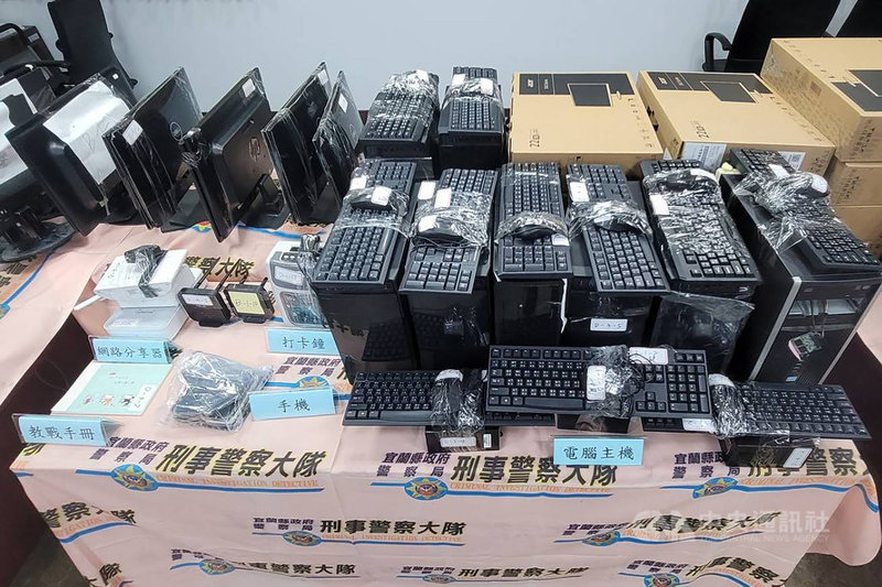 宜蘭警方與刑事局、桃園市警局共組專案小組,經長期埋伏蒐證,4日見時機成熟,於桃園一處公寓大廈內,查獲假投資「泰達幣」電信詐欺機房,逮捕范嫌共6名詐騙成員,現場查扣電腦主機、網路分享器等贓證物。(警方提供)中央社記者沈如峰宜蘭縣傳真 110年8月5日