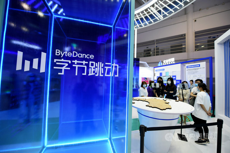 中國上半年整治線上教育,7月又推出打擊校外培訓機構的政策。字節跳動旗下教育事業「大力教育」5日傳出大量裁員,其他補教也者也面臨裁員問題。圖為2021 年4月,字節跳動在福州舉辦的數字峰會亮相。(中新社提供)中央社 110年8月5日