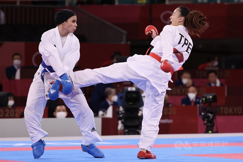 東京奧運空手道女子55公斤級循環賽5日下午展開,台灣空手道女將文姿云(右)被分在A組,需打3戰。第2戰她對上伊朗好手巴曼尼亞(Sara Bahmanyar)(左),成功以5比1奪勝。中央社記者吳家昇攝 110年8月5日