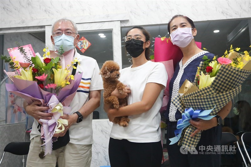 台灣空手道好手「小清新」文姿云5日出戰東京奧運空手道女子55公斤量級4強賽,終場不敵烏克蘭對手特里加(Anzhelika Terliuga)以銅牌作收,文姿云的爸爸(左起)、姐姐、媽媽在賽後受訪時說,以她的表現為榮。中央社記者王騰毅攝 110年8月5日