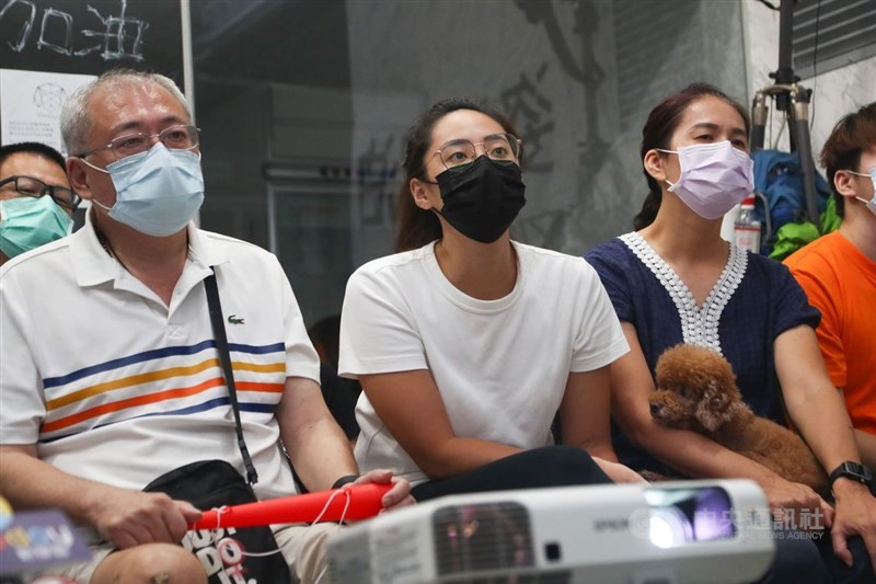 台灣空手道好手「小清新」文姿云5日出戰東京奧運空手道女子55公斤量級4強賽,文姿云的爸爸(左起)、姐姐、媽媽等親友在台跨海觀賽為她加油,可惜文姿云終場不敵對手以銅牌作收,家人神情有些失落。中央社記者王騰毅攝 110年8月5日