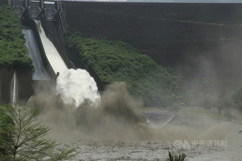 颱風烟花、盧碧及西南氣流鋒面帶來滂沱大雨,全台主要水庫進帳頗豐,並有8座水庫持續放水。圖為曾文水庫3日蓄水率超過9成,開啟閘門從溢洪道直接洩洪。(中央社檔案照片)