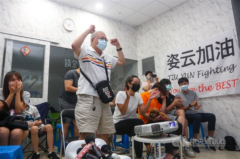 台灣空手道女將文姿云5日在東京奧運空手道女子55公斤量級成功闖進4強,人在台灣的文姿云爸爸(前左2)及姐姐(前左3)等親友跨海為她加油,在確定晉級瞬間都開心歡呼。中央社記者王騰毅攝 110年8月5日