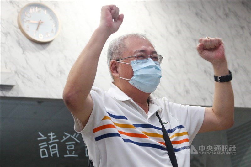 台灣空手道女將文姿云成功闖進東京奧運空手道女子55 公斤量級4強準決賽,晚間將繼續力拚金牌戰門票。文姿云的爸爸文耀賢(圖)在台看直播跨海應援,得知晉級那一刻高舉雙手歡呼。中央社記者王騰毅攝 110年8月5日