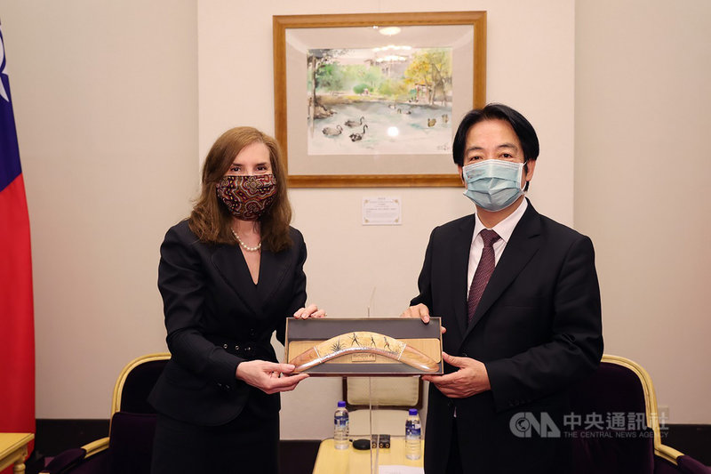 副總統賴清德(圖右)今天接見澳洲新任駐台代表露珍怡(Jenny Bloomfield)(圖左),期盼未來台澳持續在印太區域安全穩定及經貿發展等方面密切合作,讓兩國邦誼更加穩固、人民感情更加深厚。(總統府提供)中央社記者溫貴香傳真 110年8月5日