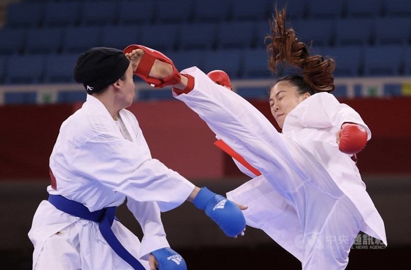台灣空手道女將文姿云(右)5日下午在東京奧運空手道女子55公斤級循環賽第2戰,以5比1擊敗伊朗對手巴曼尼亞(Sara Bahmanyar)(左),目前循環賽戰績1勝1敗,晉級仍有希望。中央社記者吳家昇攝 110年8月5日