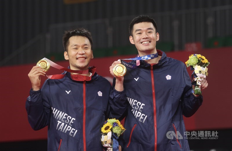 李洋(左)、王齊麟(右)在東京奧運拿下羽球男雙金牌,有網友發揮創意設計「終局線上」圖案,引發熱烈討論。(中央社檔案照片)