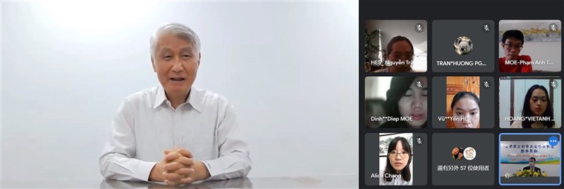 駐越南代表處5日頒發台灣獎學金及華語文獎學金,受疫情影響,頒獎典禮透過線上舉行。圖為駐越南代表石瑞琦(左)勉勵獲獎生。(駐越南代表處提供)中央社記者陳家倫河內傳真 110年8月5日