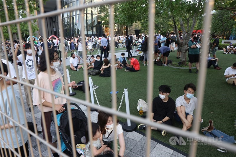 明知疫情期間不要做不必要的外出,但對很多東京人來說,這場奧運可能是自己一輩子唯一能親近的一場奧運。圖為7月23日東京奧運開幕式當天下午,場館外聚集大批民眾,期待見證體壇盛事展開。中央社記者吳家昇攝 110年7月23日