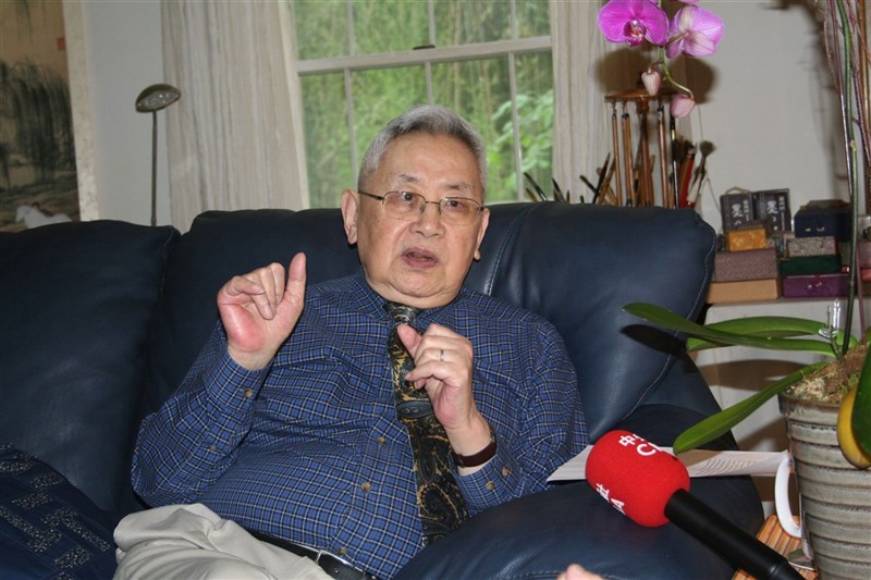 中研院院士余英時的學術成就令其備受兩岸四地學界尊重。(中央社檔案照片)