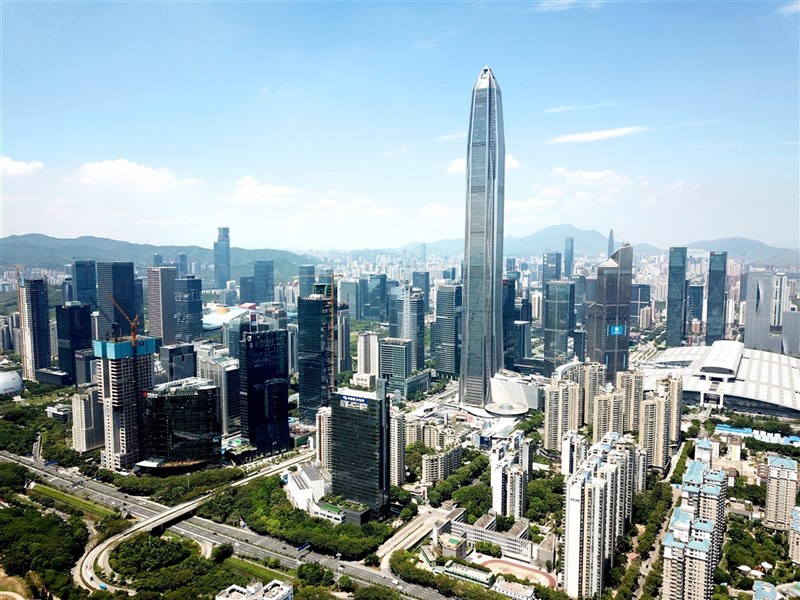 中國打擊炒房,北京、上海、深圳等地的銀保監局近日先後針對違規銀行開出多張罰單,裁罰理由均是違規融資,讓經營貸款、消費貸款資金流入房市。圖為中國深圳市景。(中新社)